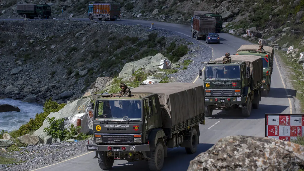FOTO: Bersitegang dengan China, Konvoi Tentara India Bergerak ke Ladakh