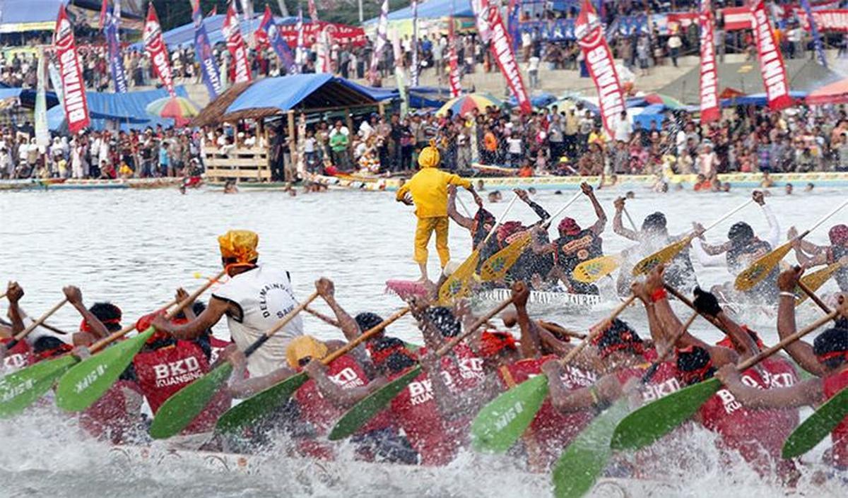 Mereka akan menaiki sebuah perahu dari kayu gelondongan atau kayu utuh tanpa sambungan.