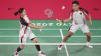 Pasangan ganda putri Indonesia, Greysia Polii/Apriyani Rahayu, memastikan satu tempat di perempat final cabang bulutangkis Olimpiade Tokyo 2020, Senin (26/7/2021). (Foto/AP/Dita Alangkara)