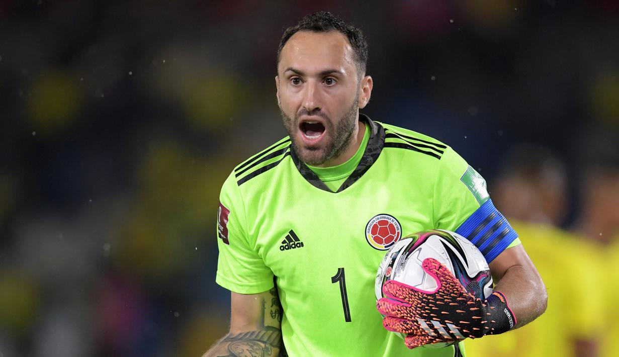 David Ospina menjadi kiper asal Amerika Selatan lainnya yang gagal tampil di ajang Piala Dunia 2022. Kolombia hanya finis satu posisi di atas Chile atau urutan keenam pada kualifikasi zona Conmebol. Padahal penampilannya di klub bersama Napoli sangat mengagumkan baik di kompetisi domestik maupun Eropa. Musim ini, ia tampil sebanyak 28 pertandingan dan mencatatkan 11 cleansheet. (AFP/Raul Alboleda)