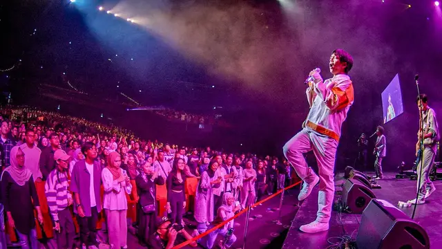 D’Masiv tampil bersama Ari Lesmana di  konser "20AD TO THE WORLD" di Singapura.