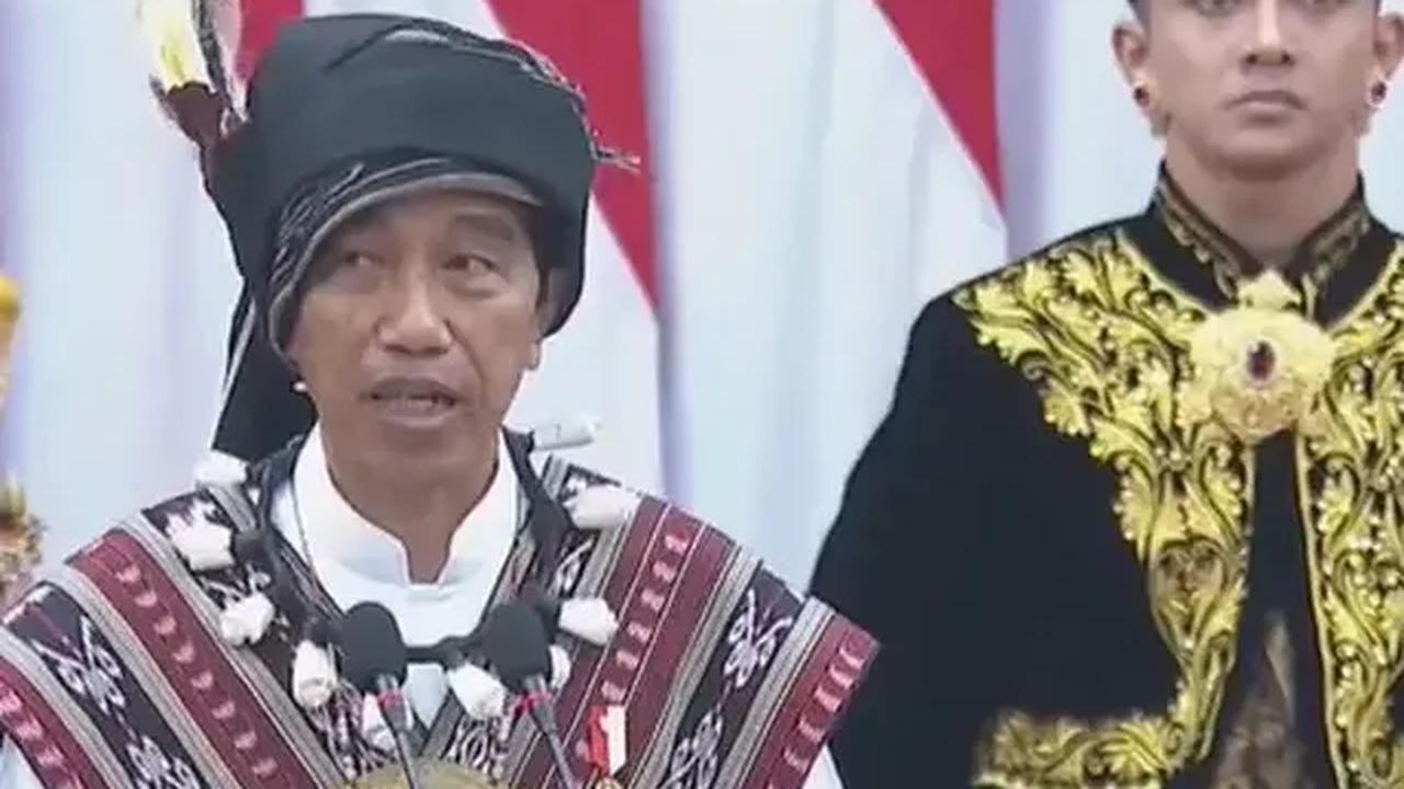 Presiden Joko Widodo menyentil para politisi yang memberikan julukan kepada dirinya 'Pak Lurah. Dia menegaskan dirinya bukan lurah tetapi Presiden Republik Indonesia. Sentilan itu disampaikan Jokowi dalam sidang Tahunan MPR/DPR/DPD.