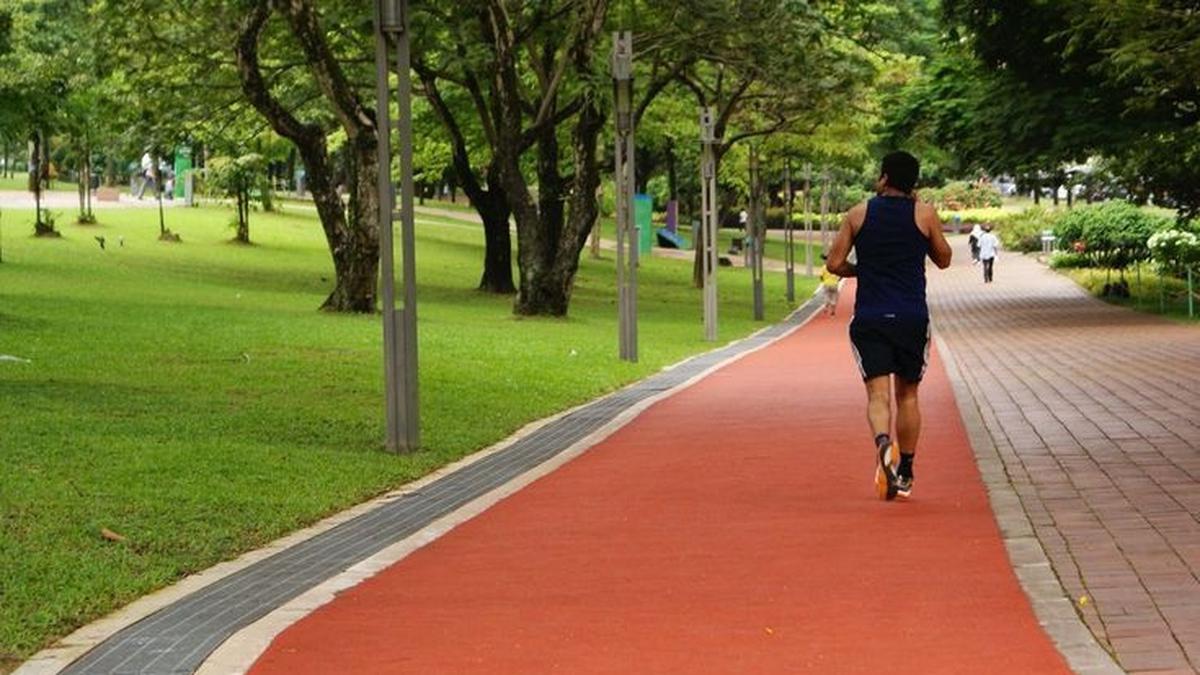 Nyaman dan Stylish, Ini 5 Rekomendasi Outfit Jogging Pria untuk Tahun 2025