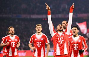 Selebrasi Michael Olise dalam laga Bundesliga antara Bayern Munchen vs Wolfsburg di Allianz Arena, 11 Januari 2026. (Tom Weller/dpa via AP)