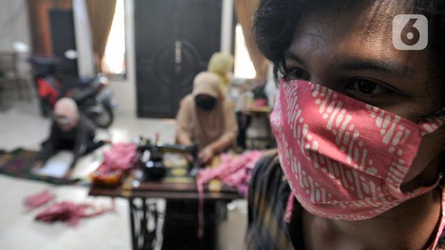 FOTO: Kreativitas Ibu-Ibu PKK Membuat Masker Gratis
