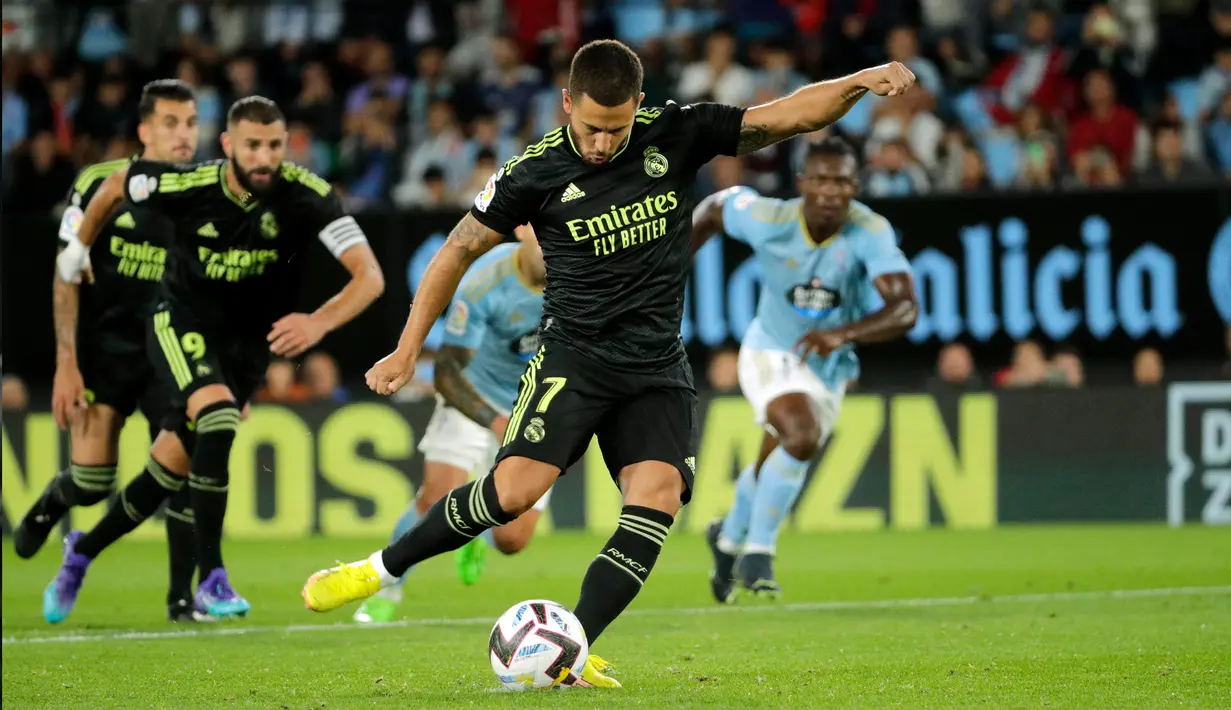 Pemain Real Madrid Eden Hazard gagal memanfaatkan penalti saat melawan Celta Vigo pada pertandingan sepak bola La Liga Spanyol di Stadion Balaidos, Vigo, Spanyol, 20 Agustus 2022. Real Madrid menang 4-1. (AP Photo/Lalo R. Villar)