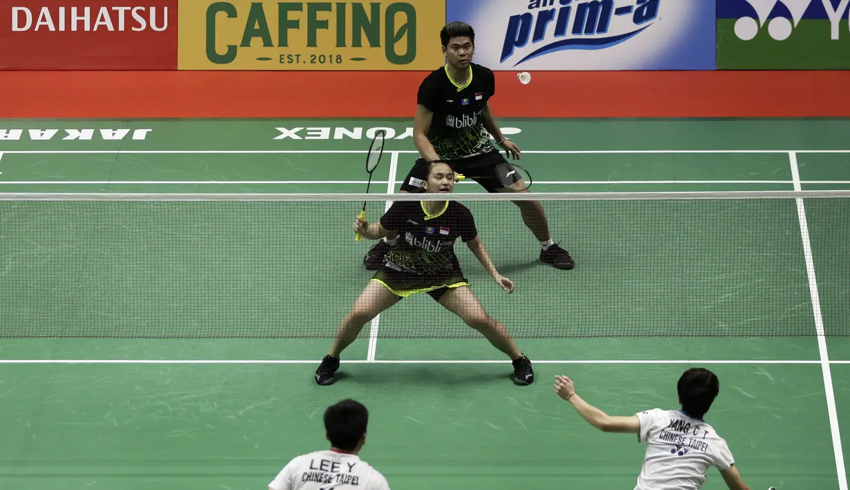 Ganda Campuran Indonesia, Praveen Jordan/Melati Daeva Oktavianti, saat menghadapi pasangan Taiwan Lee Yang/Yang Ching Tun pada laga Indonesia Masters 2020 di Istora, Jakarta, Kamis (16/1). Praveen/Melati menang 20-22, 21-12 dan 21-12. (Bola.com/Yoppy Renato)