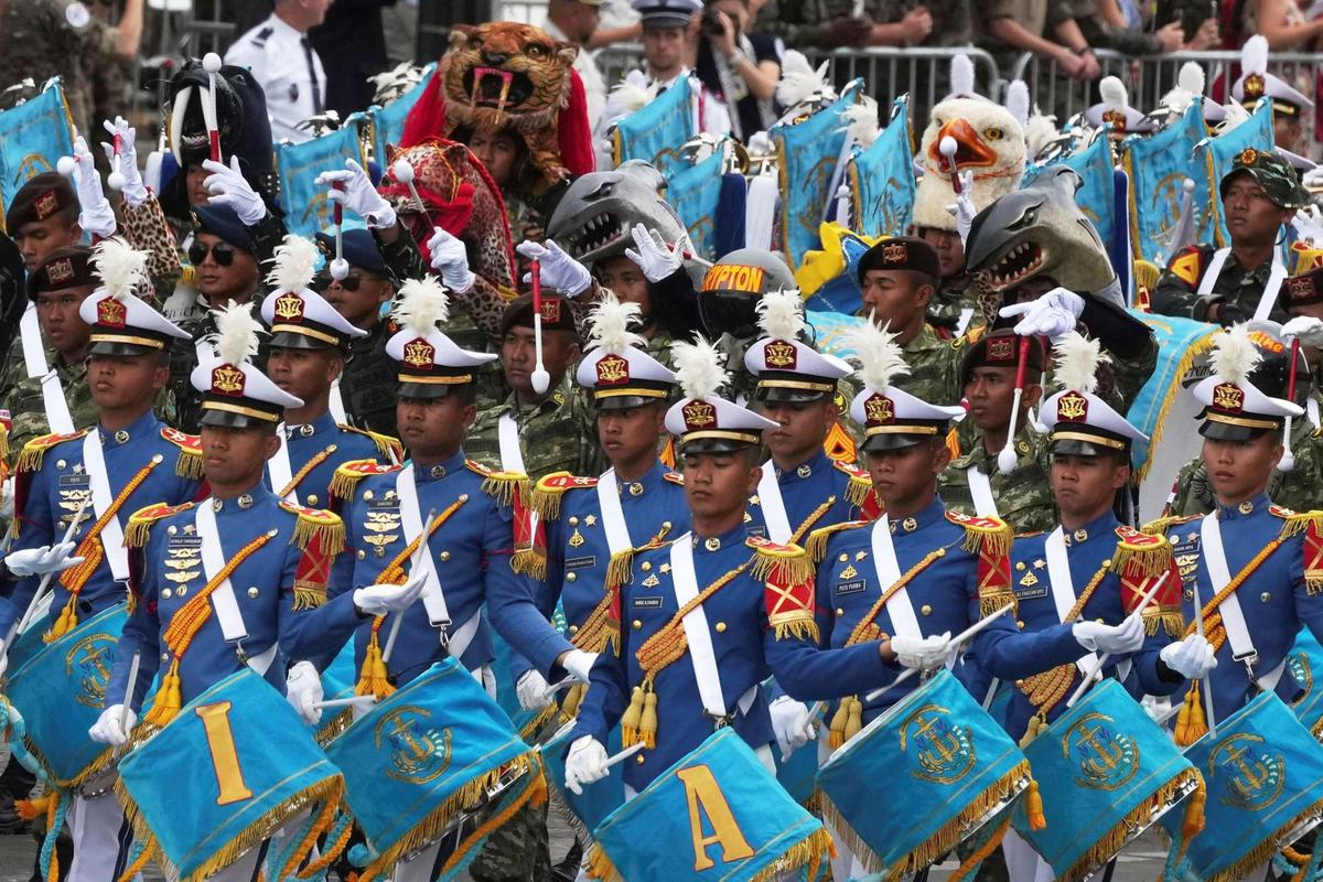 Barisan pasukan TNI-Polri tampil di parade militer Bastille Day
