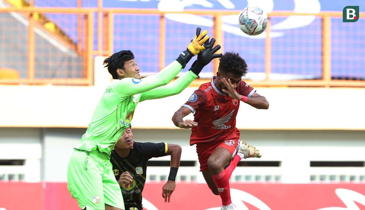 Muhammad Riyandi. Kiper milik Barito Putera berusia 21 tahun ini telah tampil 3 kali di BRI Liga 1 dengan mencatat 1 kali clean sheet dan kebobolan 3 gol. Bersama Timnas Senior, ia telah tampil 5 kali termasuk dua partai terakhir saat melawan Afghanistan dan Myanmar. (Bola.com/Ikhwan Yanuar)