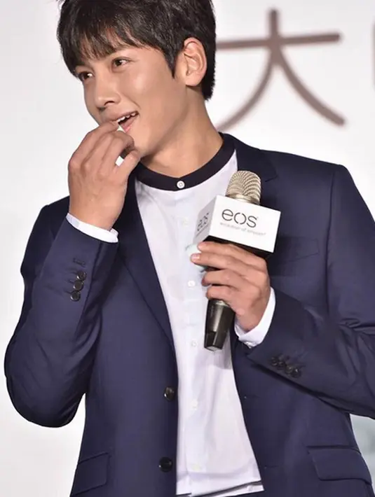 Perjalanan karirnya terasa berat baginya, sampai ia membintangi drama berjudul “Empress Ki” dan “Healer” yang mampu membawanya menuju kesuksesan. (Instagram/jichangwook)