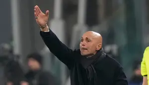 Luciano Spalletti Sentil Timnas Italia, Bukan Ganti Ponsel Baru Malah Bertahan dengan yang Lama