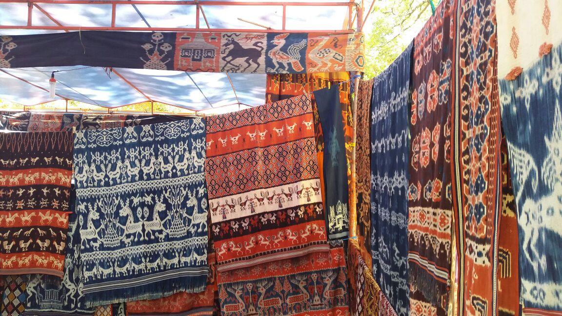 Parade 1001 kuda sandelwood Sumba itu juga bakal diiringi dengan festival tenun ikat. Siapa yang siap bertualang ke Sumba? (Liputan6.com/Ola Keda)