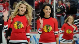Ice Girls dari Chicago Blackhawks memberikan salam kepada penonton sebelum pertandingan National Hockey League (NHL) di Chicago. (Chicago Blackhawks.nhl.com)