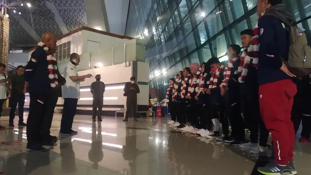 Tim angka besi Indonesia membawa pulang tiga medali emas dari Kejuaraan Asia 2022