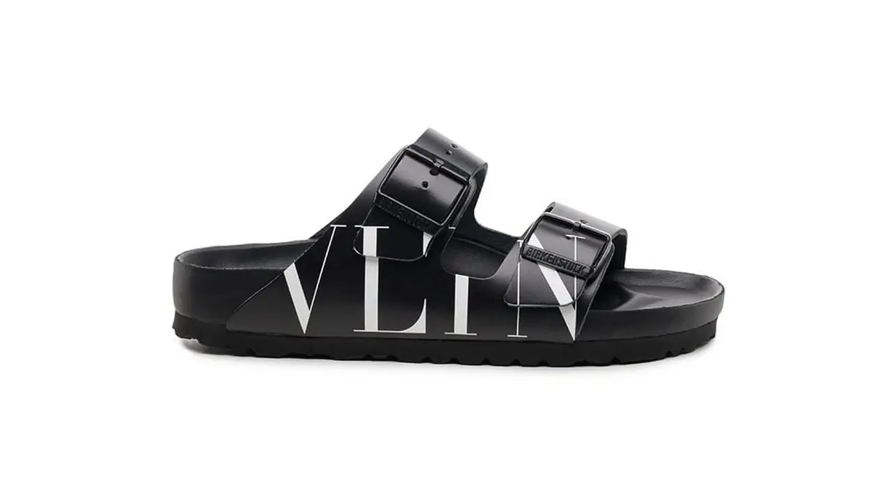 Jalan-Jalan Makin Kece dengan Sandal Platform Rp 7 Juta dari Valentino