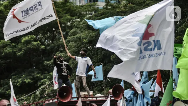 Aksi Ratusan Buruh Tolak UU Cipta Kerja