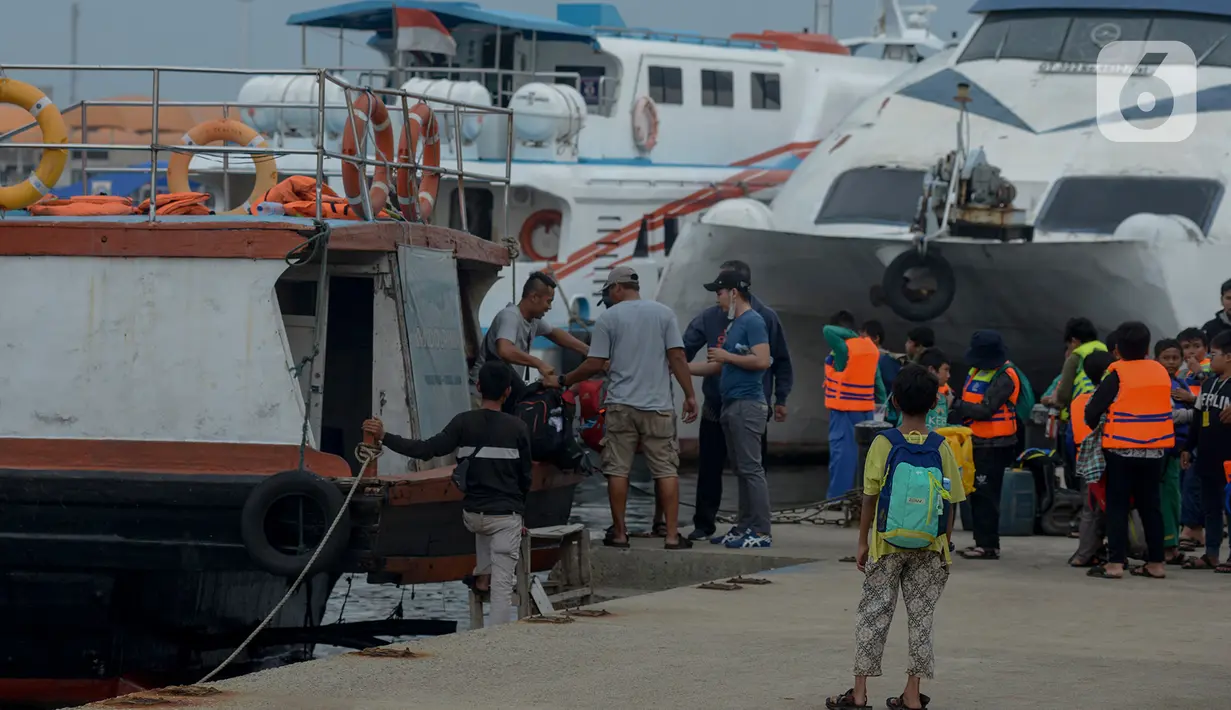 Wisatawan turun dari kapal seusai menikmati libur di Kepulauan Seribu, Jakarta, Kamis (12/3/2020). Observasi virus corona Covid-19 di Pulau Sebaru, Kepulauan Seribu, tidak mempengaruhi iklim pariwisata di Kepulauan Seribu.  (merdeka.com/Imam Buhori)
