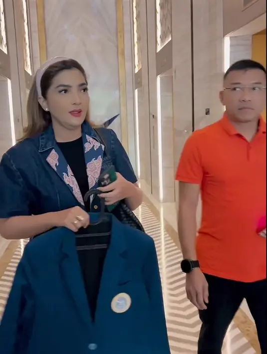 Ashanty mengenakan outfit biru. Sedangkan di tangannya menenteng almet biru UNAIR di Surabaya. Istri Anang Hermansyah itu juga membagikan beberapa momen seru bersama teman-temannya. [Instagram/kartikaputriworld]