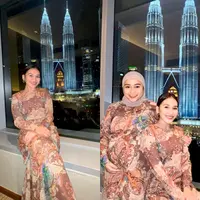 Lihat di sini gaya Ayu Ting Ting berbaju kurung saat liburan di Malaysia. [@ayutingting92]
