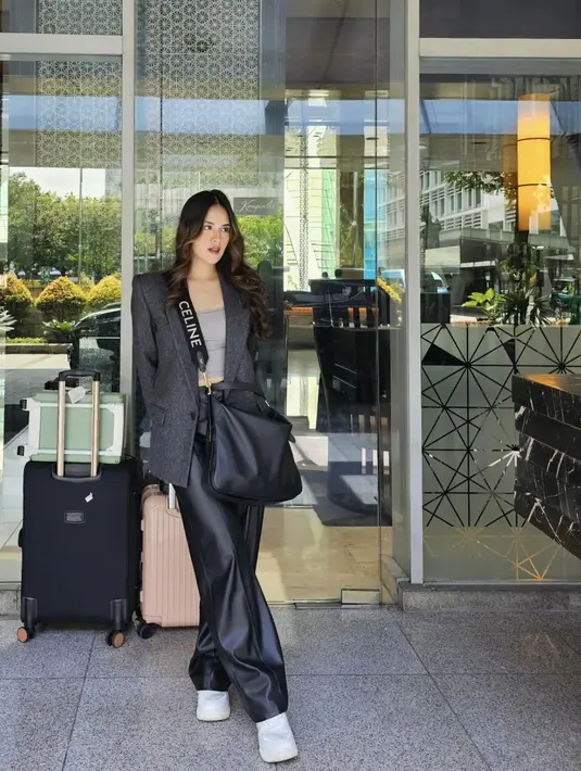Ia membuat gayanya semakin eksploratif dengan blazer dan celana kulit.  [Foto: Instagram/ Raisa]
