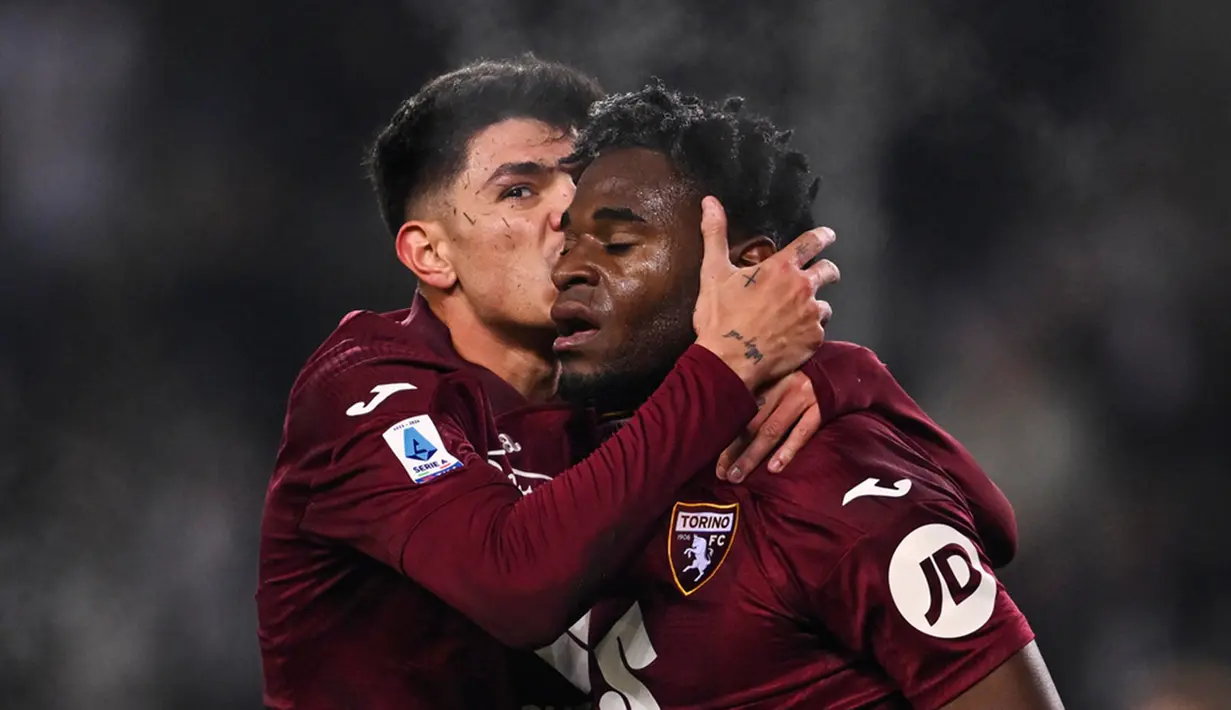 Pemain Torino Duvan Zapata (kanan) merayakan gol ke gawang Atalanta pada pertandingan sepak bola Serie A Liga Italia di Stadion Olimpico Grande Torino, Turin, Italia, Senin (4/12/2023). (Fabio Ferrari/LaPresse via AP)
