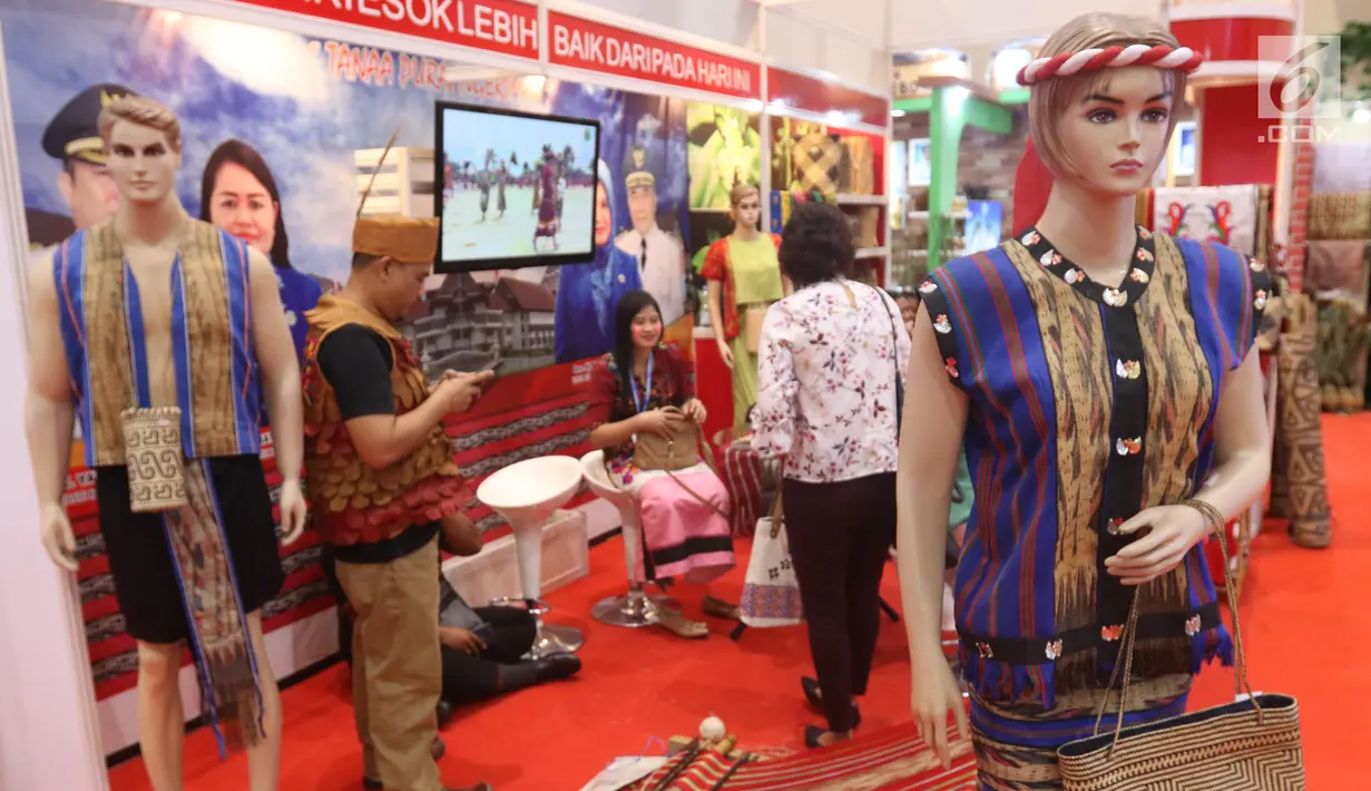 Pakaian tradisional dipamerkan dalam Apkasi Otonomi Expo (AOE) di JCC Jakarta, Rabu (3/7/2019). AOE 2019 menjadi upaya mempromosikan potensi ekonomi berbagai kabupaten di Indonesia. (Liputan6.com/Angga Yuniar)