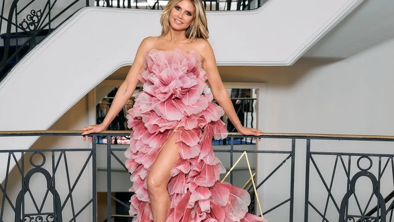 Tak Peduli Aturan, Heidi Klum Kenakan Gaun Pink Bervolume di Festival Film Cannes 2025
