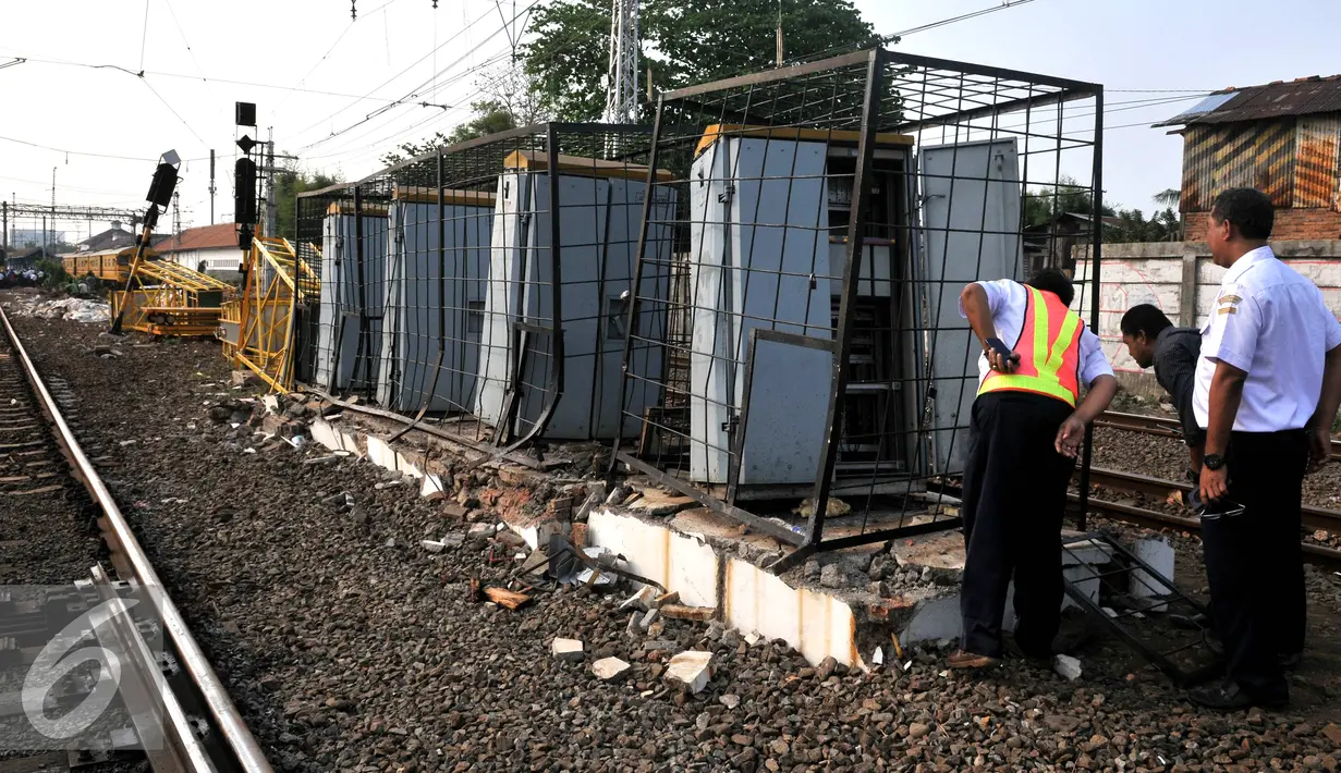 Petugas mengecek token listrik yang di hantam KRL jurusan Bekasi-Kota paska anjloknya KRL di Stasiun Manggarai, Jakarta, Rabu (19/8/2015). Akibat anjloknya KRL mengakibatkan penumpukan penumpang dan dialihkan melalui Pasar Senen.(Liputan6.com/Johan Tallo)