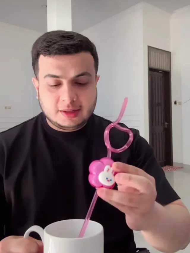 Momen Kocak Miskah Ngerjain Yislam Perkara Sedotan. (instagram/yislamaljaidi)