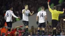 Jonathan Moss mengeluarkan kartu merah terhadap gelandang Brasil Paulinho karena  melakukan pelanggaran terhadap striker Liverpool Luis Suarez (AFP/Ian Kington)