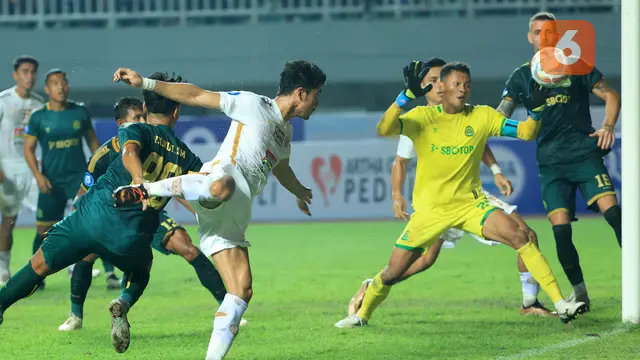 Foto: Duel Alot Aji Kusuma Vs Syahrul Trisna dalam Laga Imbang antara Persikabo 1973 Melawan Persija di BRI Liga 1 2023/2024