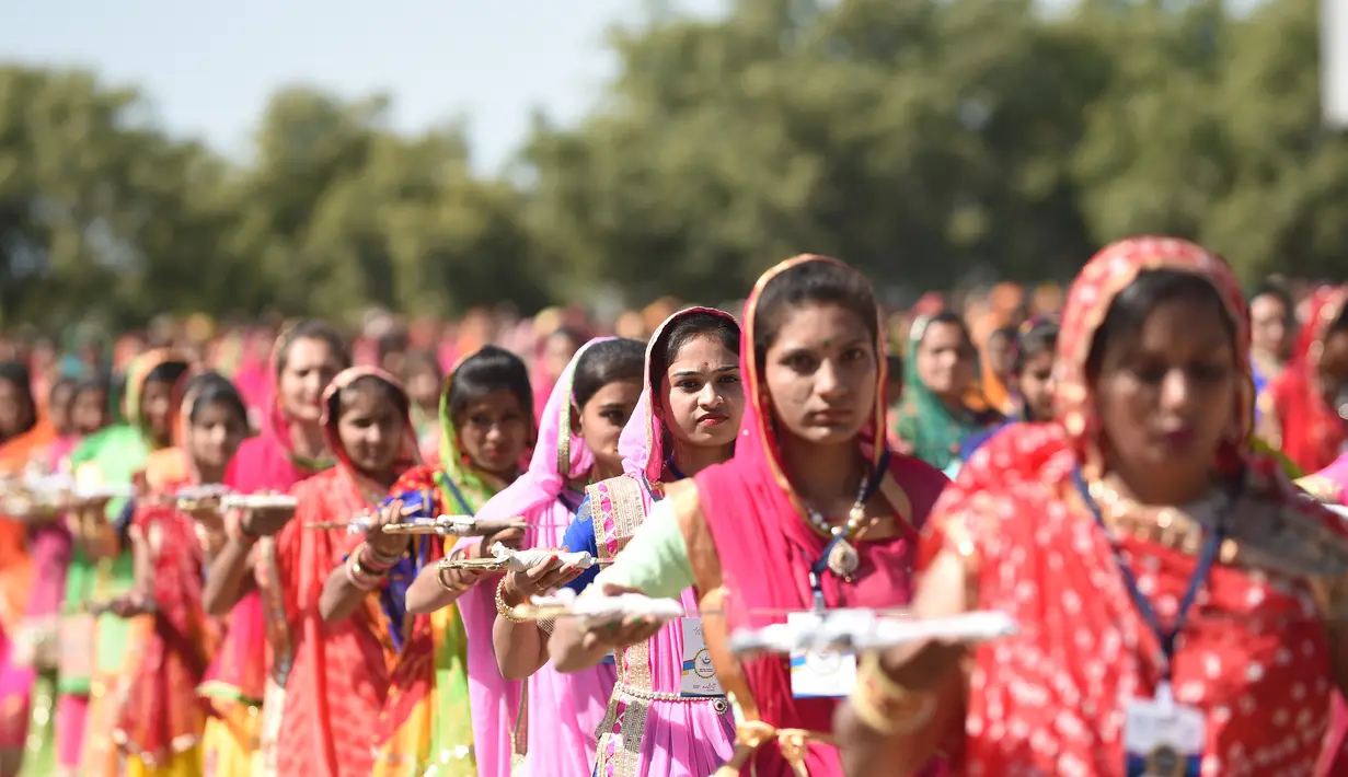Wanita dari komunitas Shatriya menari dengan pedang untuk menetapkan rekor dunia dalam upacara penobatan raja Rajkot ke-17, Thakorsaheb Mandhatasinh Jadeja di Rajkot,  Ahmedabad, India (28/1/2020).  Lebih dari 2.000 wanita mencetak rekor dunia mengikuti tarian pedang. (AFP/Sam Panthaky)
