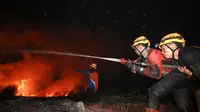Pemadaman kebakaran lahan oleh BPBD Kalsel hingga malam hari beberapa waktu lalu. (Liputan6.com/Aslam Mahfuz)