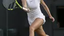 CiCi Bellis berusaha mengembalikan bola ke arah lawannya Victoria Azarenka pada laga tunggal putri di Wimbledon Tennis Championships 2017,  London, (3/7/2017).  Bellis kalah 6-3, 2-6, 1-6. (AP/Tim Ireland)
