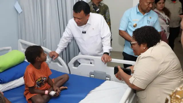 Wamendagri Ribka Jenguk Korban Dugaan Keracuanan MBG di RSUP Jayapura