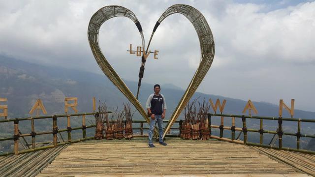 Pagi Pagi Asyik Berswafoto Di Lereng Gunung Bromo Regional