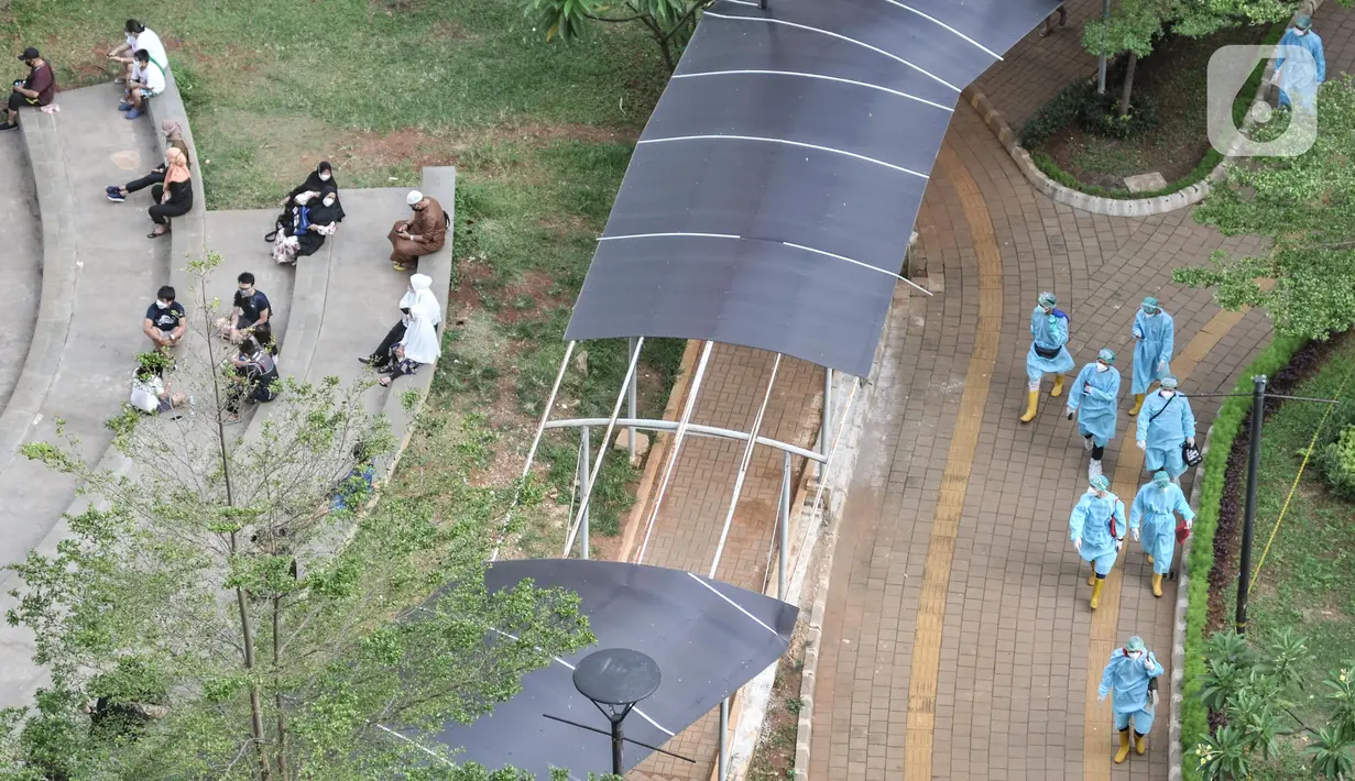 Tenaga kesehatan melintas di dekat pasien Covid-19 di RSDC Wisma Atlet, Kemayoran, Jakarta, Senin (7/3/2022). Pemerintah menurunkan status PPKM menjadi level 2 untuk wilayah Jabodetabek dan Surabaya dikarenakan penurunan kasus konfirmasi harian. (merdeka.com/Iqbal S. Nugroho)