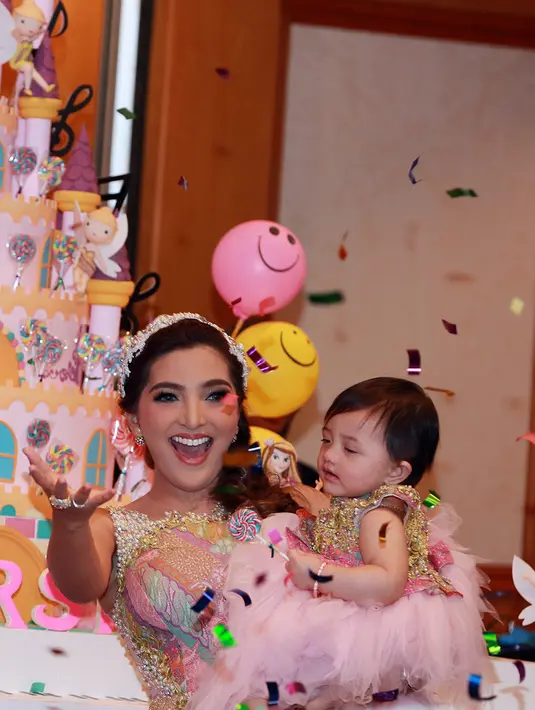 Acara ulang tahun yang mewah dan mengambil tema Putri Batik ini rupanya tidak dihadiri oleh Krisdayanti meski ia telah diundang. Ashanty menjelaskan jika KD sedang berada di Dili sehingga berhalangan hadir. (Deki Prayoga/Bintang.com)