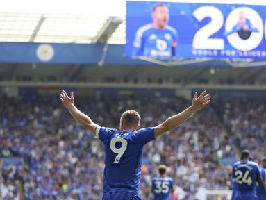 Pemain Leicester City, Jamie Vardy melakukan selebrasi setelah mencetak gol yang ke-200 bersama timnya dalam laga lanjutan Liga Inggris 2024/2025 melawan Ipswich Town di King Power Stadium, Leicester, Inggris, Minggu (18/05/2025). (AP Photo/PA/Nigel French)