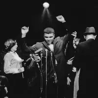 Selamat ulang tahun ke-75, Muhammad Ali! Ragamu boleh pergi, tapi tidak untuk kenangan di tersimpan hati. (Via: boredpanda.com)