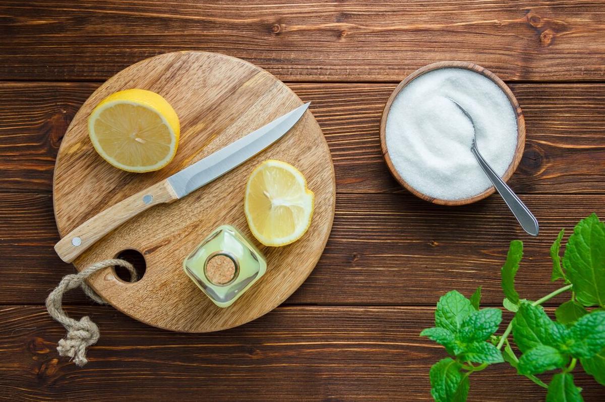 Gosok dengan garam dan jeruk nipis atau jeruk lemon