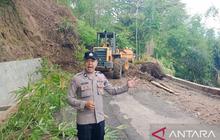 Petugas Gabungan Turunkan Alat Berat Buka Kembali Jalur Selatan Cianjur Pasca Longsor