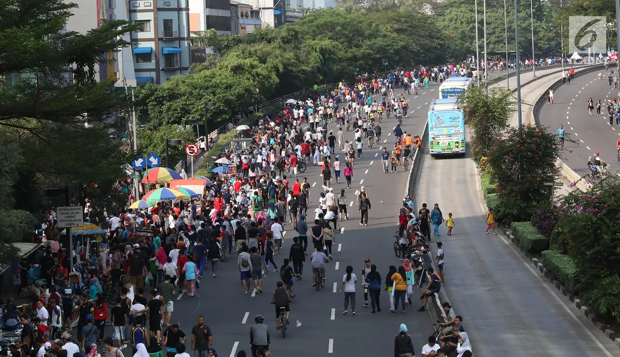 Warga kembali beraktivitas saat car free day (CFD) di Jalan Jenderal Sudirman, Jakarta, Minggu (9/7). Kendaraan bermotor mula dilarang melintasi di ruas Jalan Jenderal Sudirman hingga Jalan MH Thamrin pada Minggu pagi. (Liputan6.com/Immanuel Antonius)