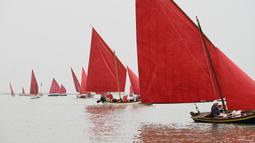 Anggota asosiasi pelayaran budaya berlayar dalam acara Regatta Merah di Venesia, Italia, Minggu (20/6/2021). Acara ini bertujuan untuk merayakan tradisi bahari Venesia kuno dan untuk meningkatkan kesadaran tentang keseimbangan antara kota dan laut. (MARCO BERTORELLO/AFP)