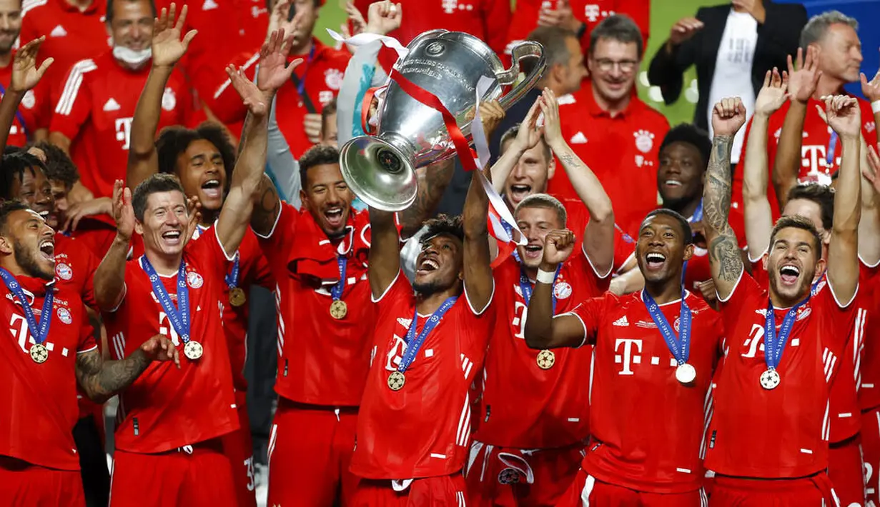 Pemain Bayern Munchen, Kingsley Coman, mengangkat trofi usai menjuarai Liga Champions di Stadion The Luz, Portugal, Senin (24/8/2020). Bayern Munchen berhasil menjadi juara usai menaklukkan PSG 1-0. (Miguel A. Lopes/Pool via AP)