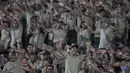 Dengan penuh keceriaan para anggota TNI mendukung tim PS TNI pada laga Piala Jenderal Sudirman melawan Pusam Borneo FC di Stadion Gelora Delta Sidoarjo, Jawa Timur, Rabu (18/11/2015). (Bola.com/Vitalis Yogi Trisna)