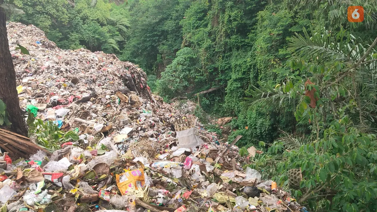 Sampah Dari Kawasan Suci Besakih Dibuang ke Jurang
