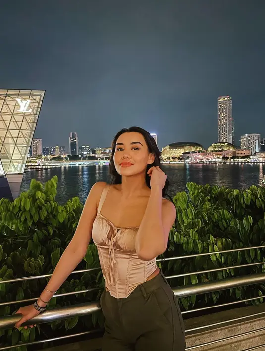 Nikmati malam di Singapura, Aaliyah tampil minimalis dengan baby doll corset dan straight pants [@aaliyah.massaid]