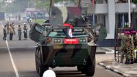TNI mempersiapkan Panser Anoa untuk dinaiki Presiden Joko Widodo saat menghadiri upacara pengangkatan dirinya sebagai warga kehormatan pasukan khusus TNI, Kamis (16/4/2015). (Liputan6.com/Yoppy Renato)