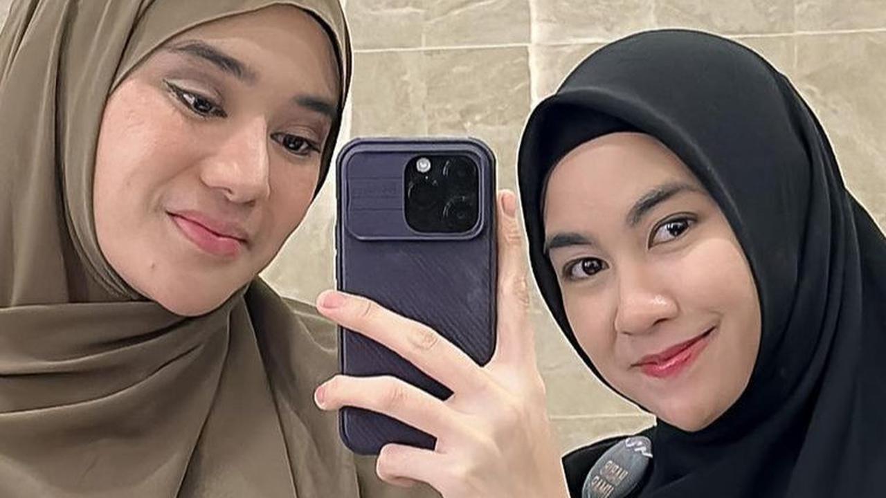 Clara Sinta tampak semakin serius mendalami agama Islam. Terbukti ia tampak menghadiri kajian Habib Umar setelah memutuskan jadi mualaf di tahun 2021.